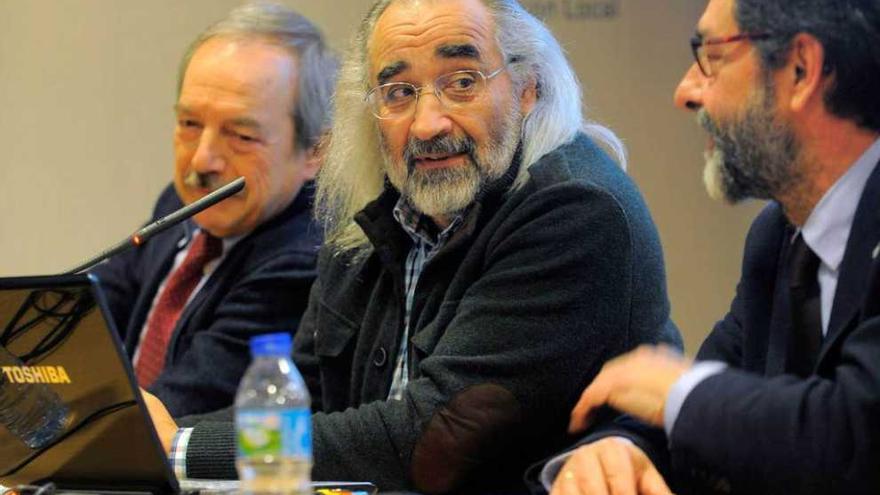 Por la izquierda, Wenceslao López, Agustín Acosta y José Manuel Fernández, ayer, durante la conferencia en la Casa del Pueblo.