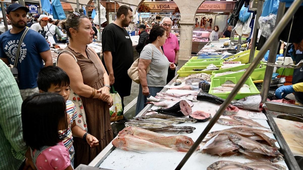 Clientela en uno de los puestos de pescado y marisco del mercado de abastos de Pontevedra.