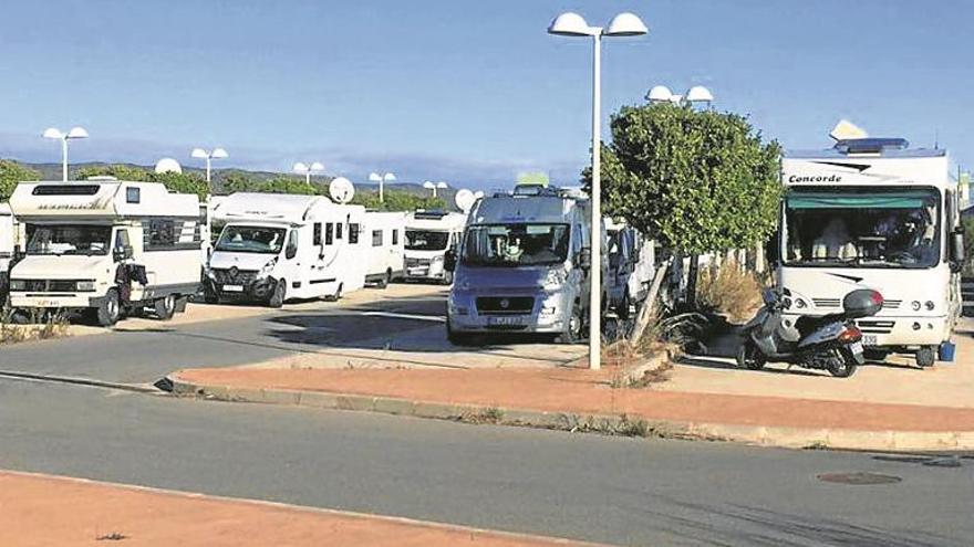 Cabanes denuncia la «acampada ilegal» de caravanas en Torre la Sal