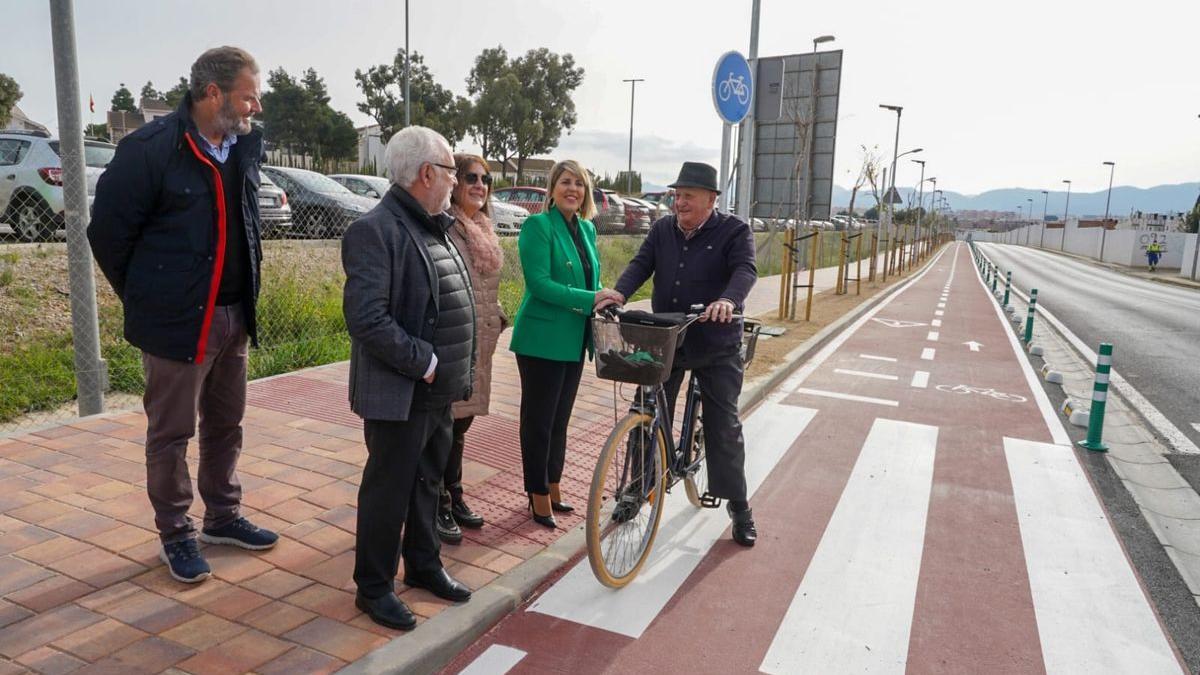 Visita de la alcaldesa, Noelia Arroyo, a las obras finalizadas del carril bici de acceso a la UCAM, este lunes.