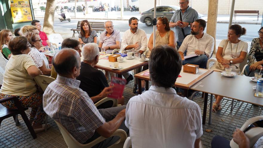 Ediles del PSOE junto a vecinos de La Pelusa