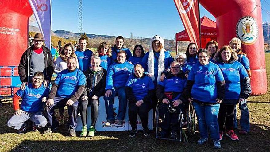 Membres de la Fundació Adis en una activitat esportiva a la Cerdanya