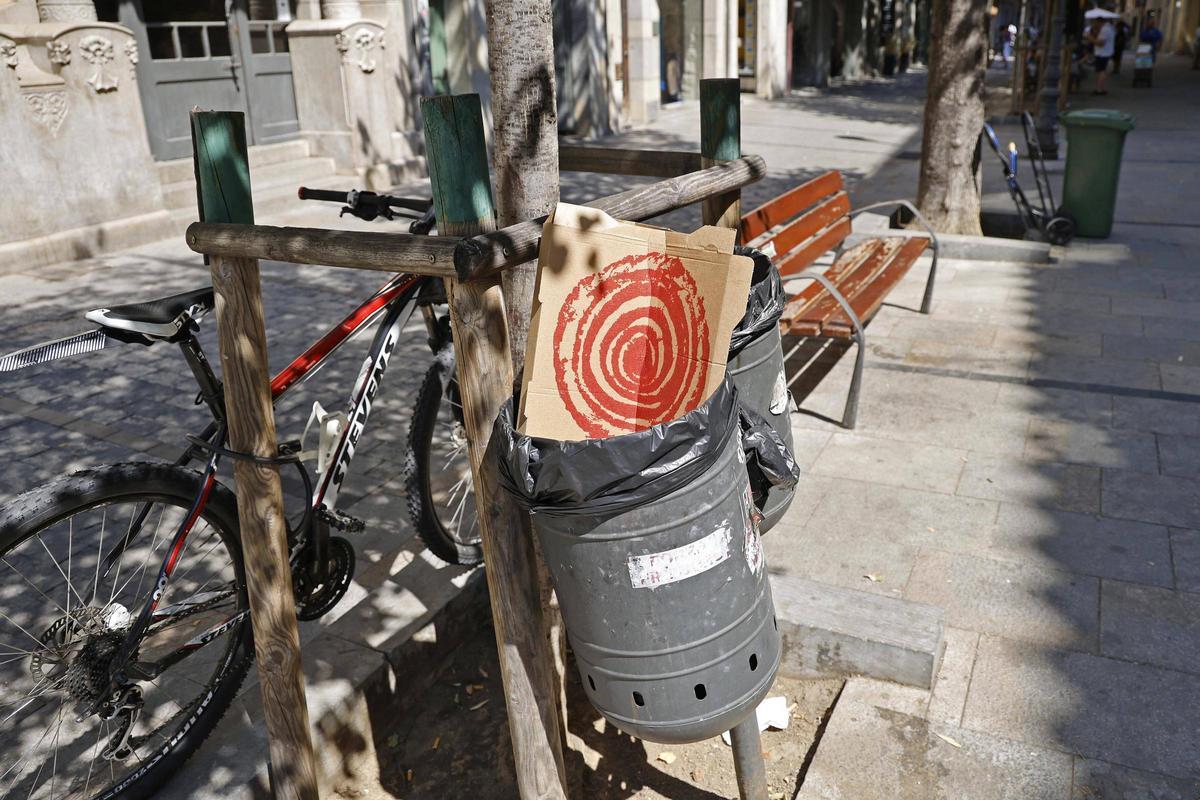 Girona vol evitar que la gent llanci envasos de menjar i begudes a les papereres del centre