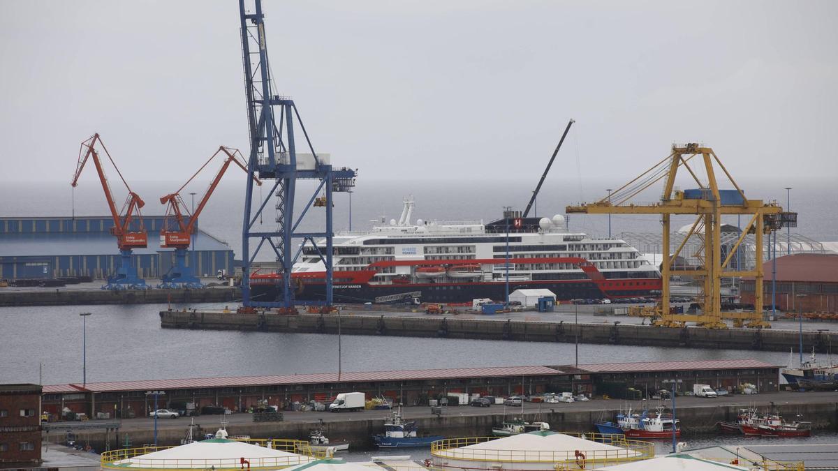 El “Fridtjof Nansen” el pasado año en el puerto de El Musel.