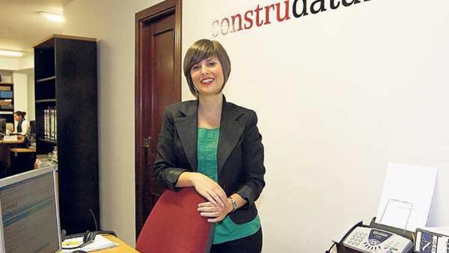 Olalla Cuña, responsable de Contenidos de Construdata21, en la sede de López de Neira.  // Marta G. Brea