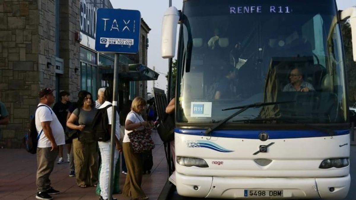 Viatgers en un autubús de Rodalies pel tall de línies que provoca l'esvoranc de Montcada