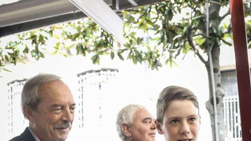 Javier Campomanes junto al alcalde, Wenceslao López.