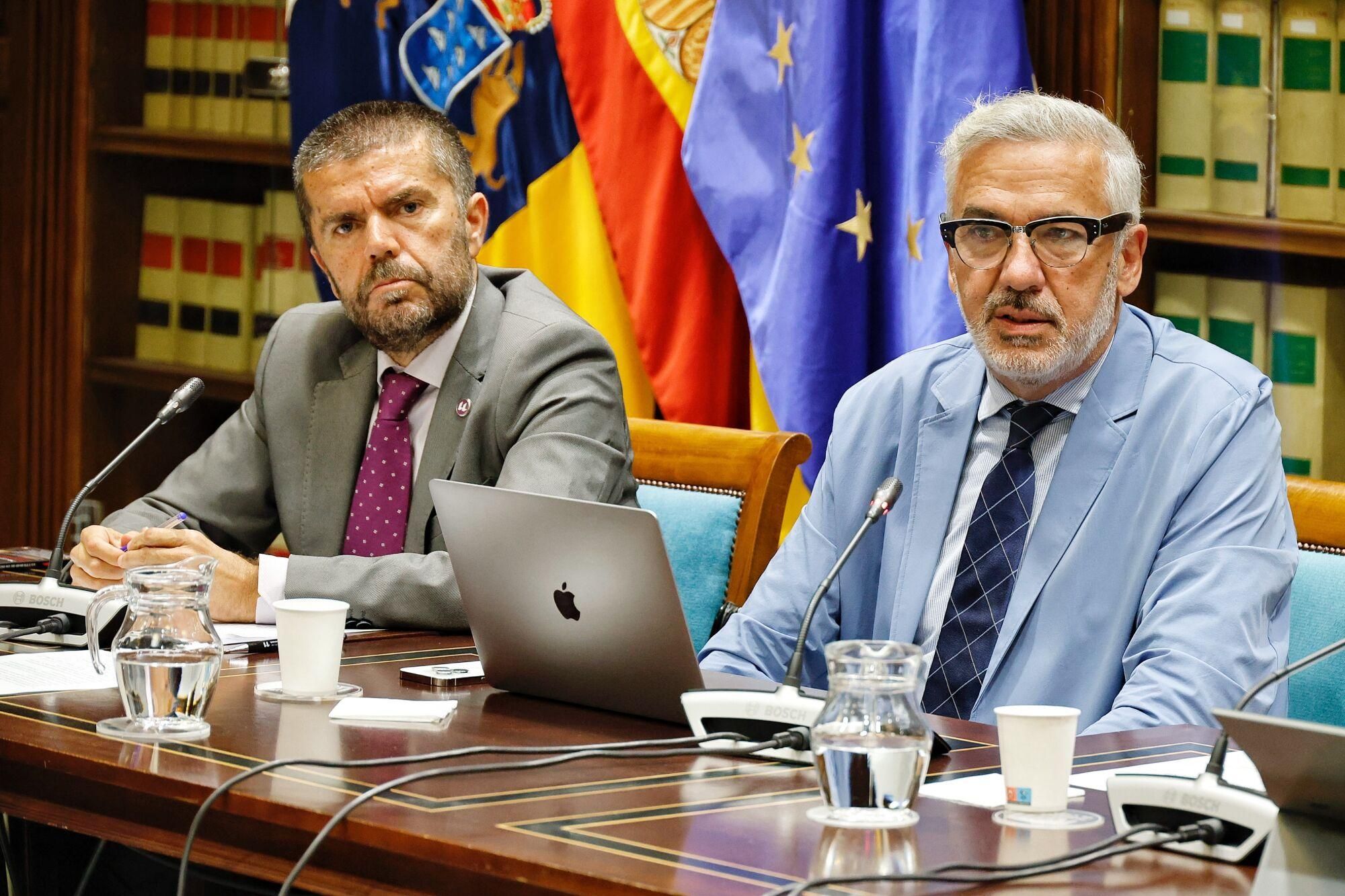 Los rectores canarios comparecen en el Parlamento regional para valorar la ley de ciencia.
