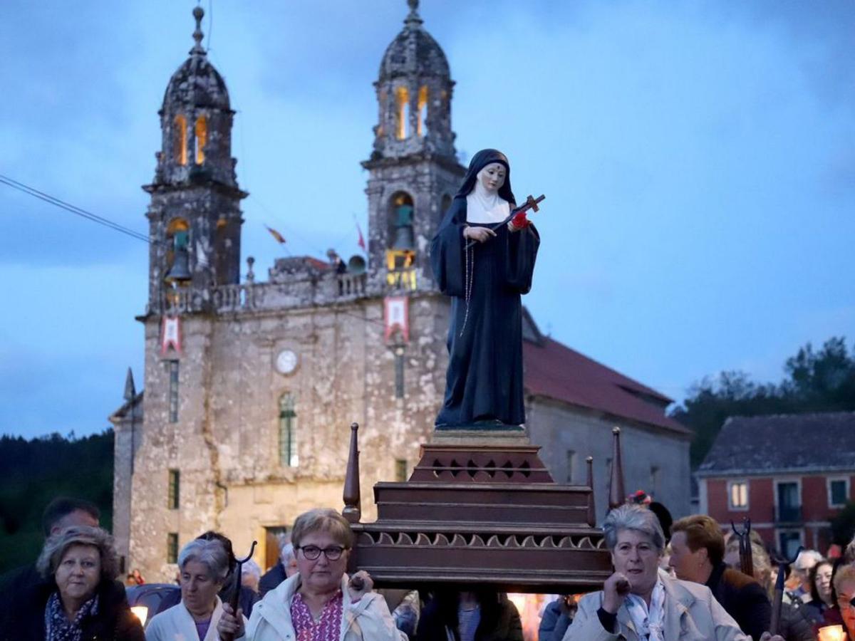 Rosas a la luz de las velas