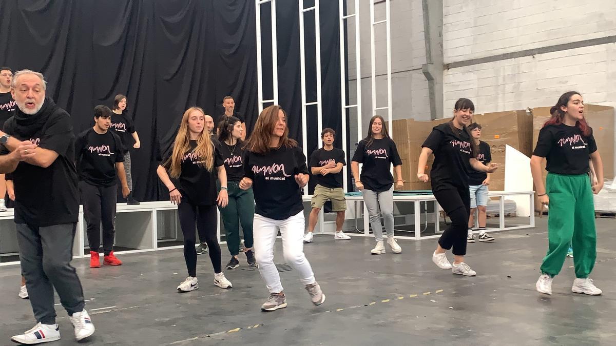La alcaldesa de A Coruña, Inés Rey (centro) participando en una de las coreografías de los ensayos de "Avanoa, el musical"