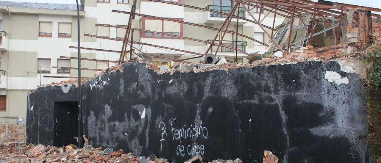 El estado del inmueble ayer por la mañana, con la fachada semiderribada.