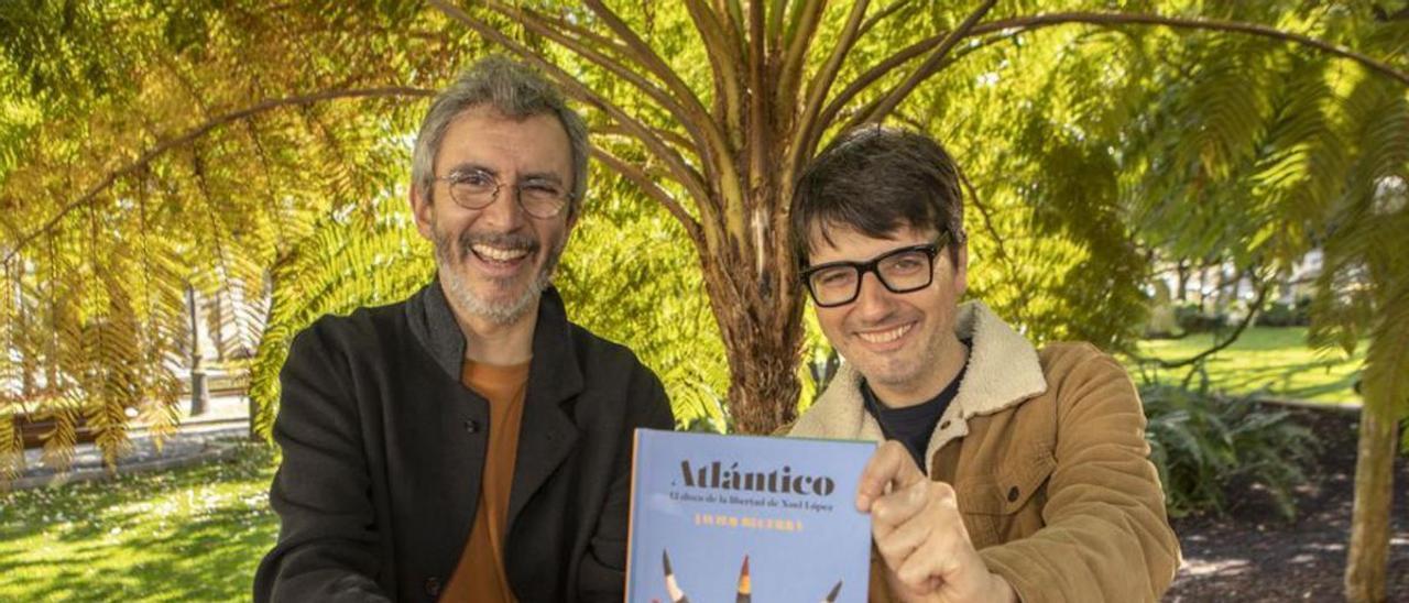 Xoel López y Javier Becerra posan con el libro ‘Atlántico’.  | // CHEMA RÍOS