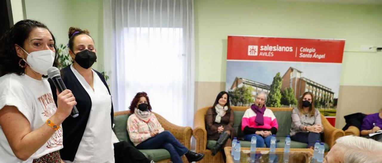 Mesa redonda, ayer, en el centro del ERA del Nodo, con Angélica Navarro, con bufanda, en el centro de la imagen.   | MARA VILLAMUZA