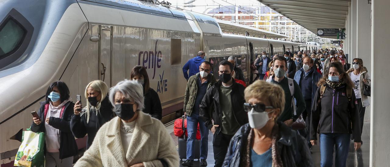 Viajeros de un tren AVE procedente de Madrid en la estación de Alicante