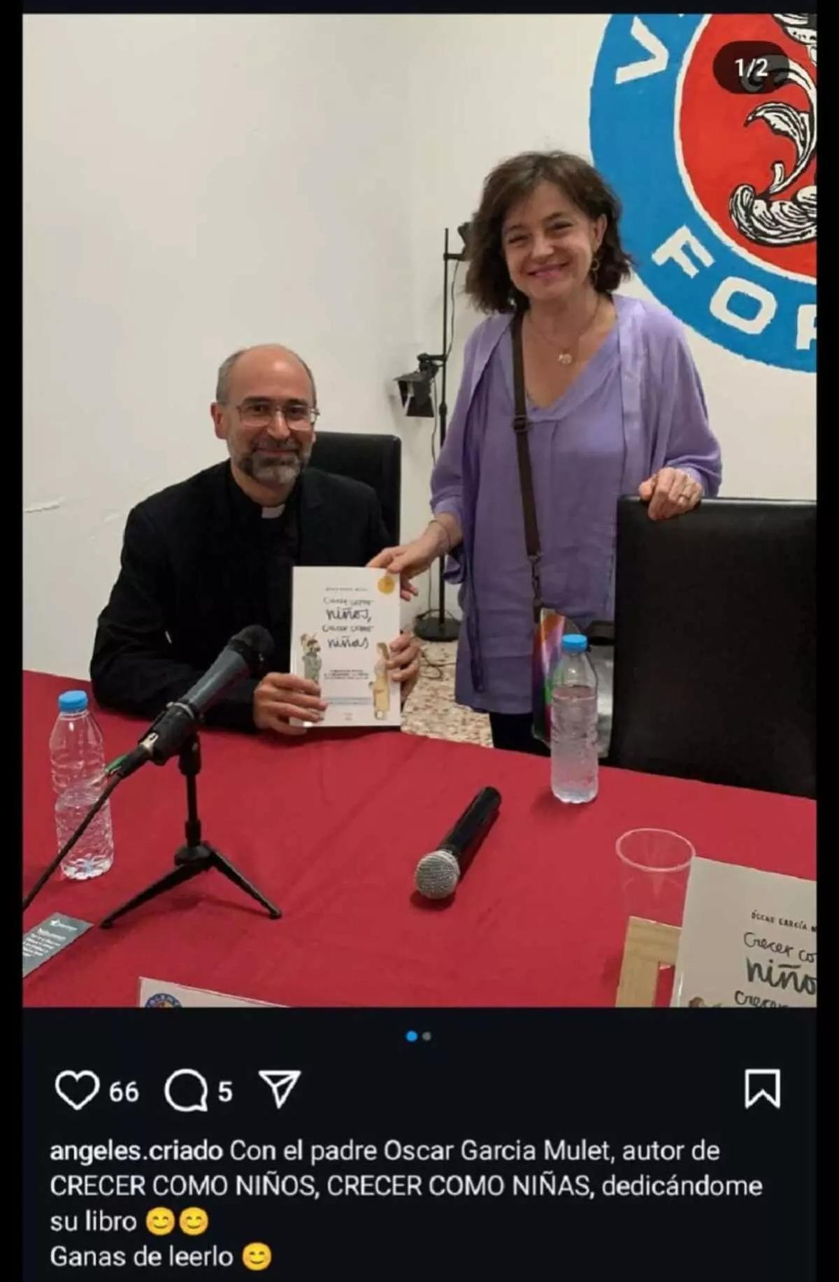 La diputada Ángeles Criado junto al padre Óscar García Mulet en la presentación de su libro
