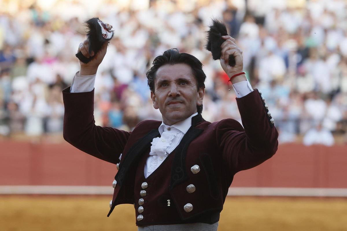 Diego Ventura, con los trofeos conseguidos este domingo en La Maestranza de Sevilla.