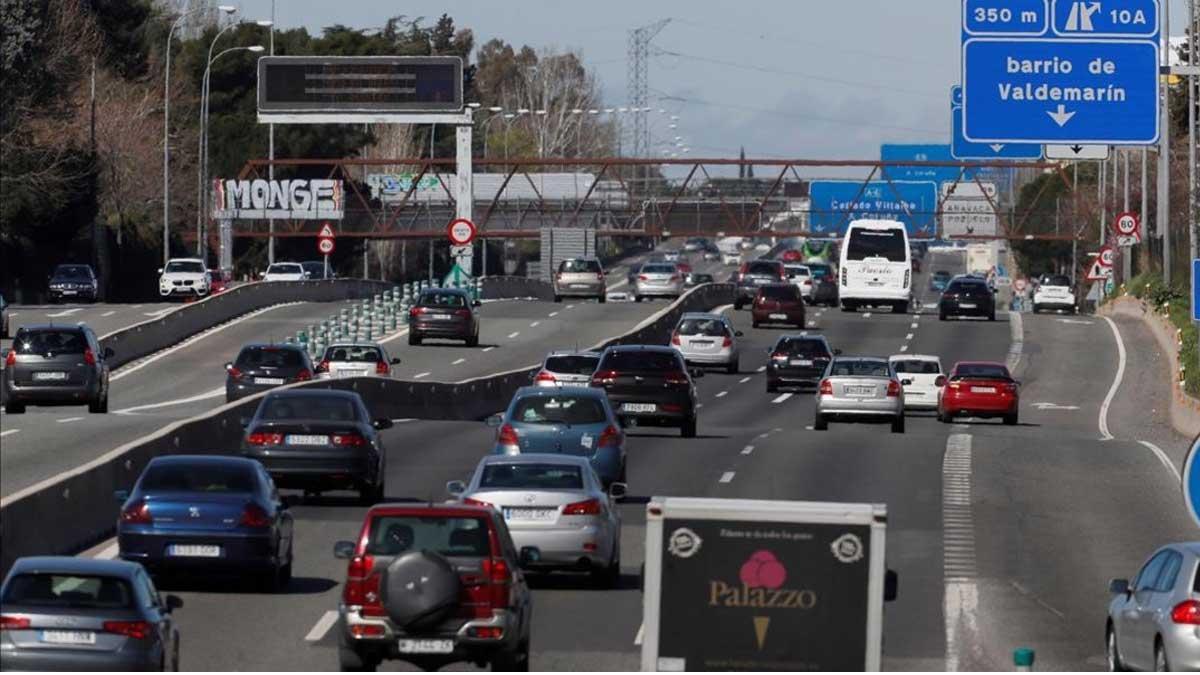 Las matriculaciones de turismos caen por primera vez desde 2012, un 4,8%. En la foto, tráfico en la carretera A-6.