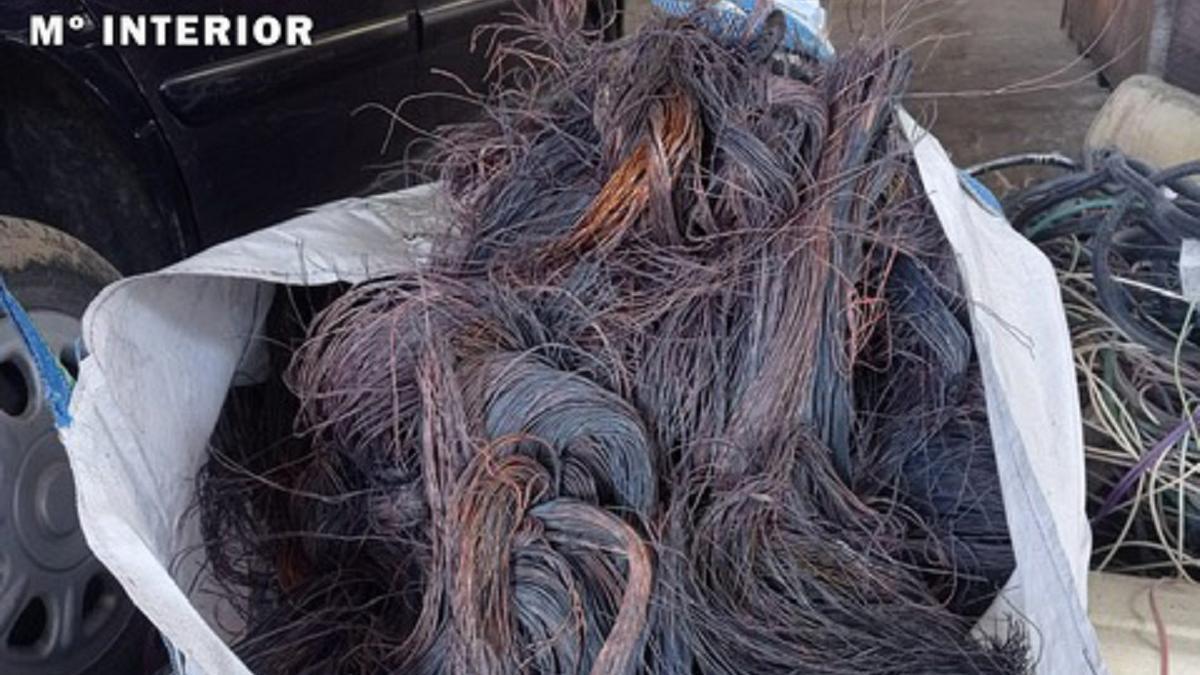 Los más de 700 kilos de cableado de cobre recuperados por la Guardia Civil en Lucena, tras la detención de una persona.