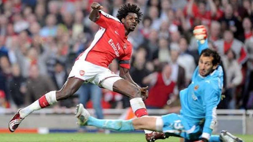 El jugador del Arsenal de Inglaterra Emmanuel Adebayor anota el segundo gol de su equipo frente al guardameta del Villareal de España Diego Lopez.