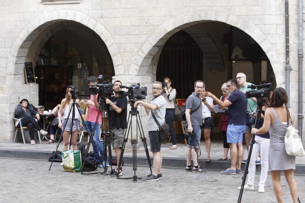 Expectació mediàtica a la plaça del Vi a l'espera que la Guàrdia Civil es presentés a l'ajuntament