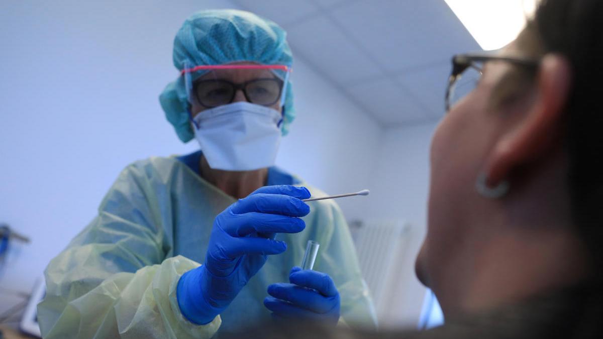 Una sanitaria practica un test del coronavirus en Zwickau (Alemania).