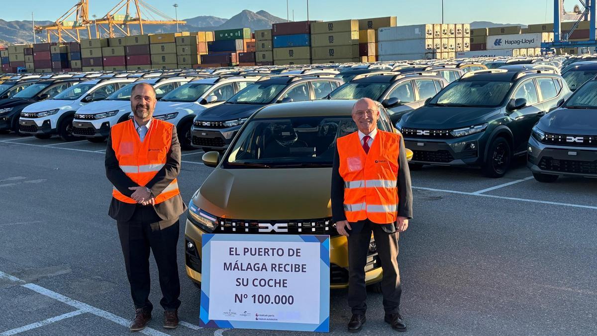 Oscar Rodríguez, de Noatum, y el presidente del Puerto de Málaga, Carlos Rubio, con el coche 100.000.
