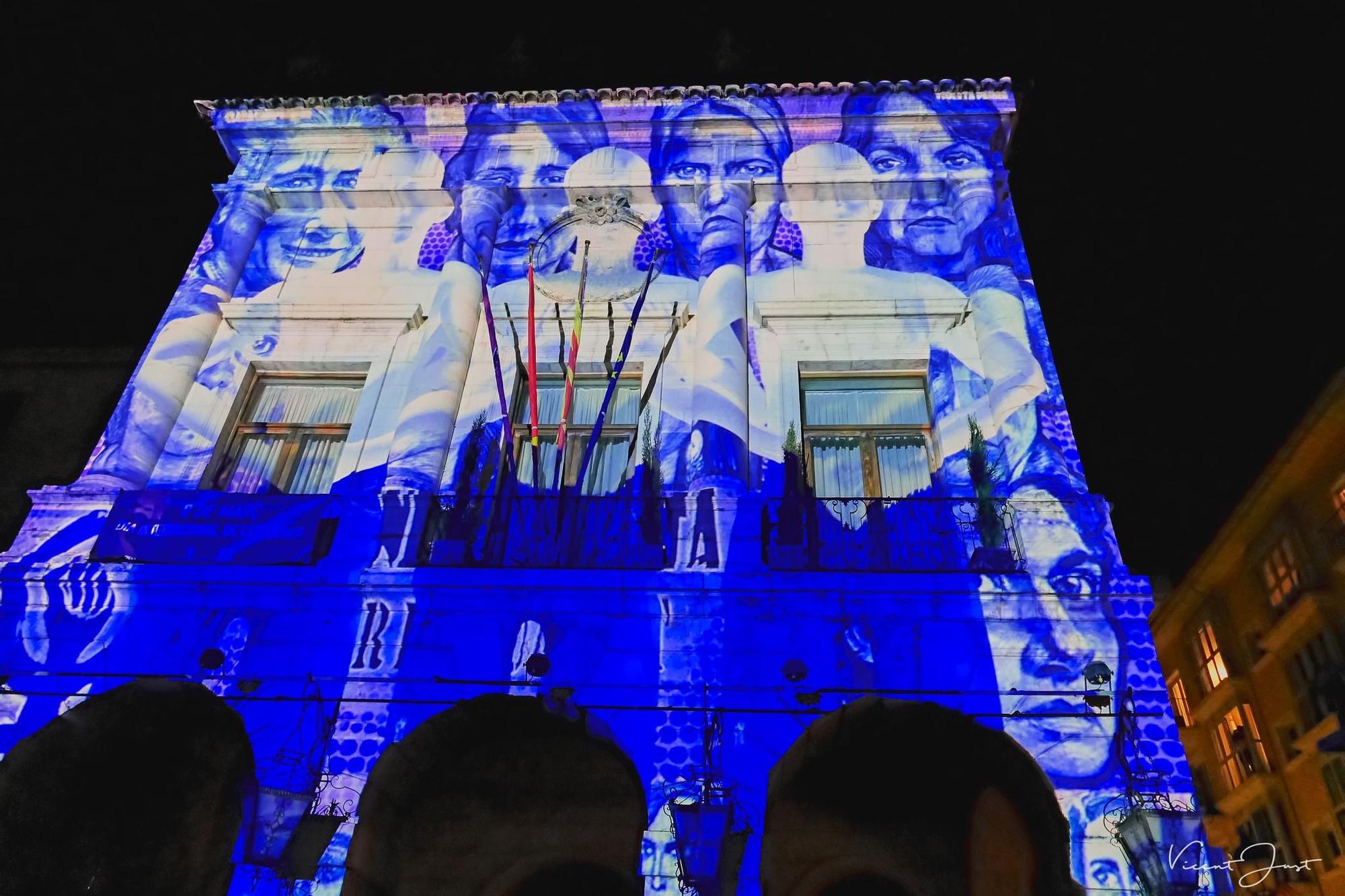 El espectacular videomaping en la fachada del Ayuntamiento de Gandia por el Dia de la Dona