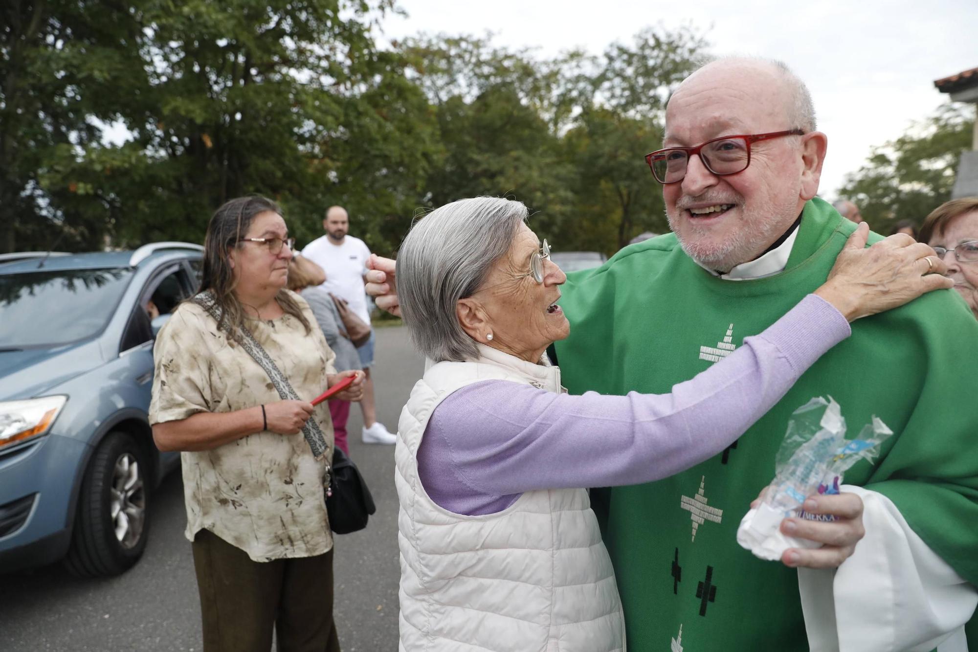 EN IMÁGENES: Así fue el exorcismo del nuevo párroco de Llaranes, Miguel Alderete
