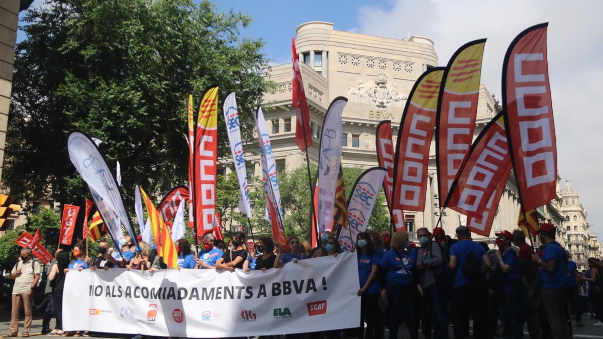 Manifestació dels treballadors del BBVA a la plaça Antoni Maura de Barcelona, al mig de la via Laietana