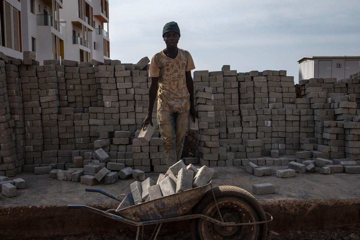 Estos son los trabajadores que construyen la nueva ciudad de Diamniadio (Senegal)