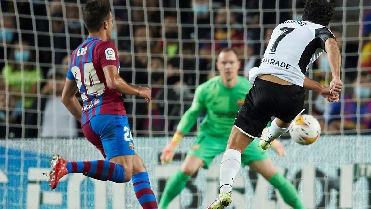 Guedes, chutando a puerta frente al Barça