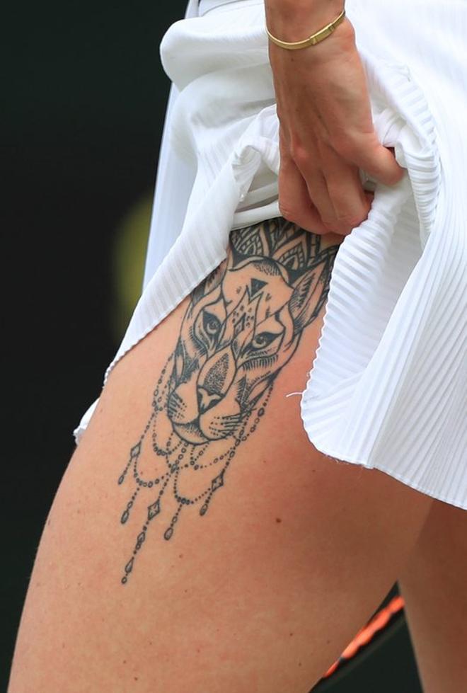 El tatuaje de la ucraniana Elina Svitolina se ve mientras se prepara para devolver a la rumana Simona Halep durante las semifinales femeninas del Campeonato de Wimbledon 2019 en The All England Lawn Tennis Club en Wimbledon, Londres.