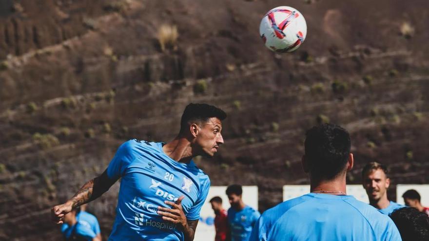 Ensayo general del CD Tenerife en La Orotava frente al Real Madrid Castilla antes del inicio de Liga