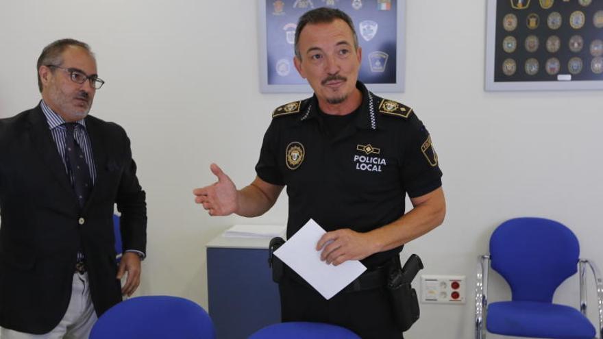El jefe de la Policía Local de Santa Pola con su abogado.