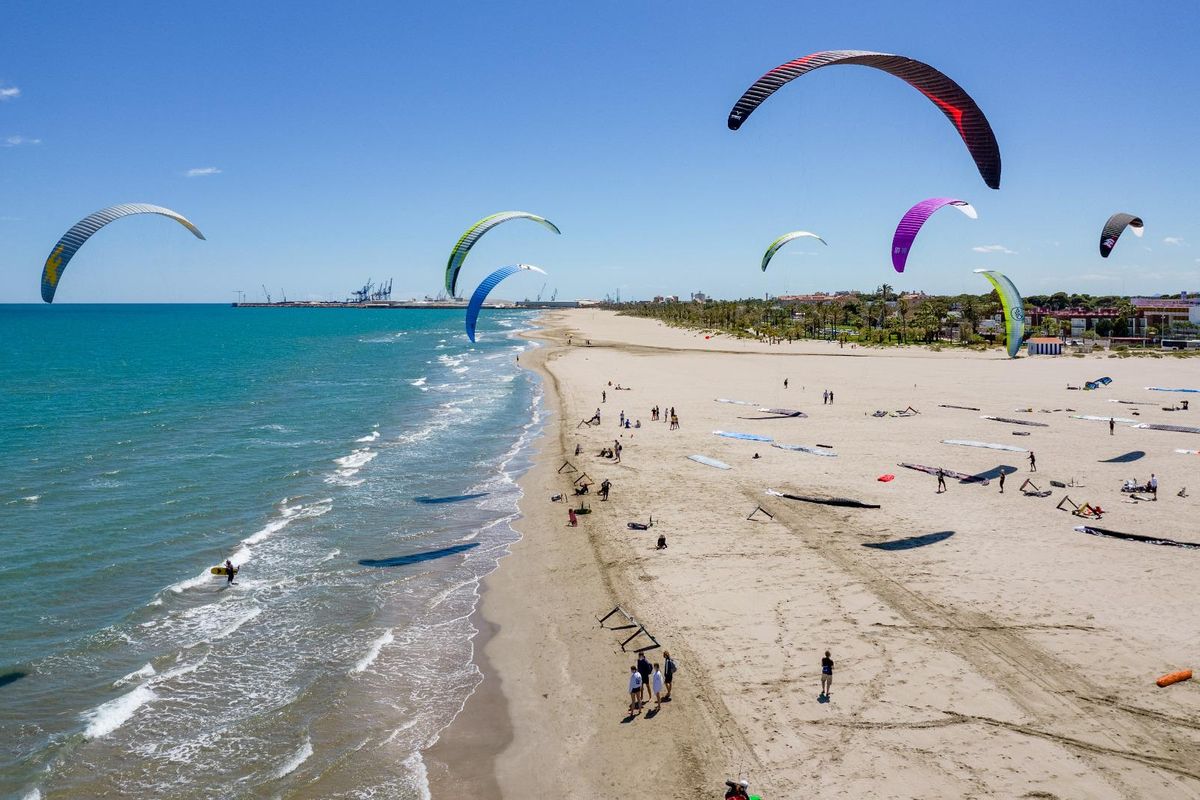 Las playas de la localidad acogen diversas actividades gratuitas con las que disfrutar del deporte al aire libre en un entorno idílico.