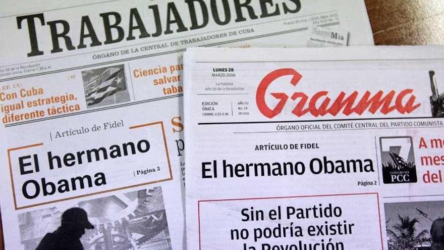 Portadas de periódicos cubanos con el artículo de Fidel Castro. // Efe