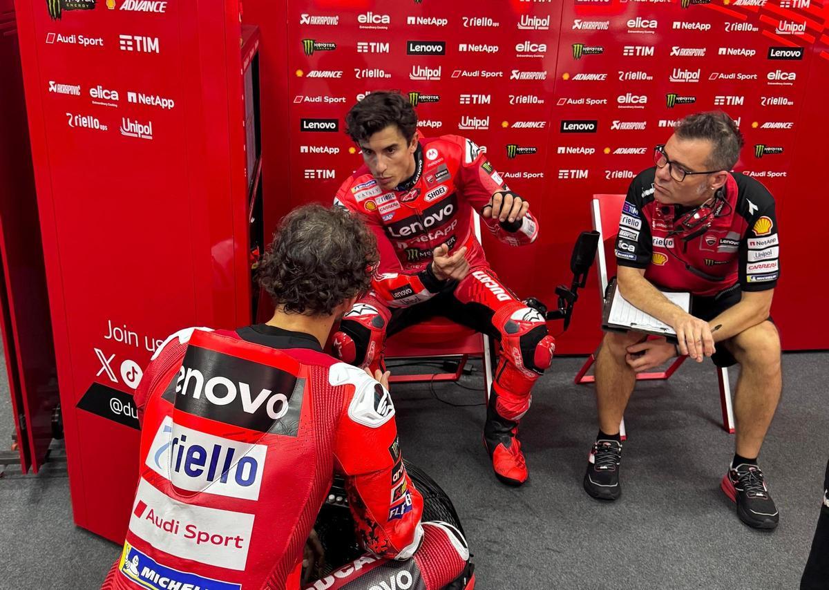 'Pecco' Bagnaia escucha atentamente los comentarios de Marc Márquez sobre su Ducati