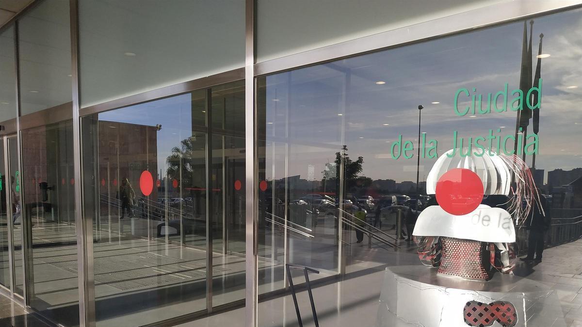 En la Audiencia de Málaga ha comenzado este martes el juicio a los padres acusados de un delito de asesinato