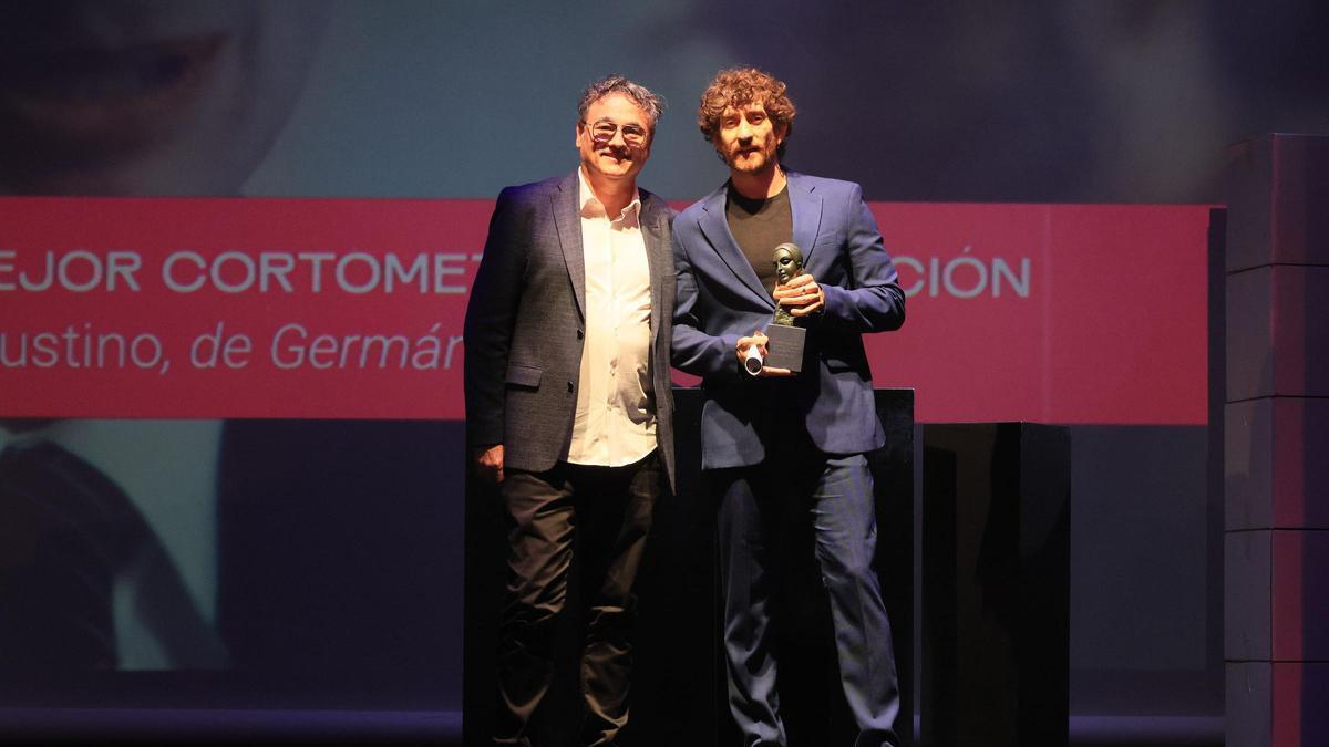 Germán Mairén con su premio del festival.