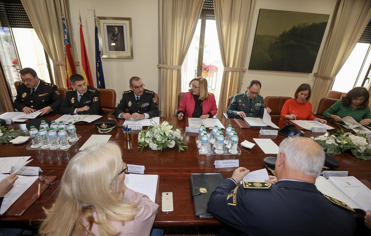 Guardia Civil y Policía Local, durante la reunión con la Subdelegación del Gobierno este miércoles.