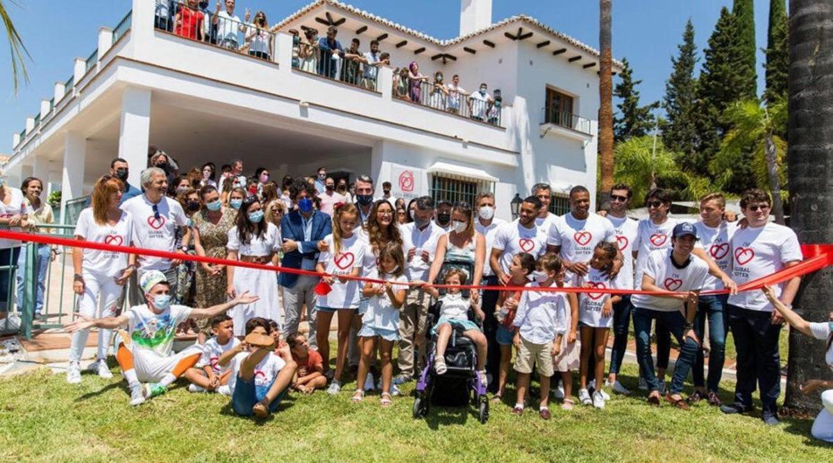 Usuarios y responsables de la Casa Ángeles, en una conmemoración.