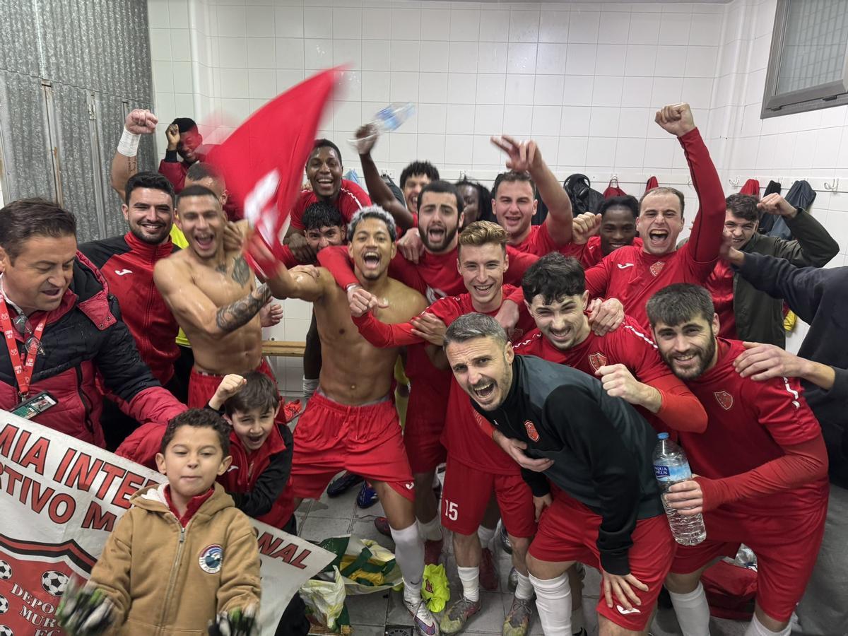 La plantilla del Deportivo Murcia celebra el triunfo en Los Garres