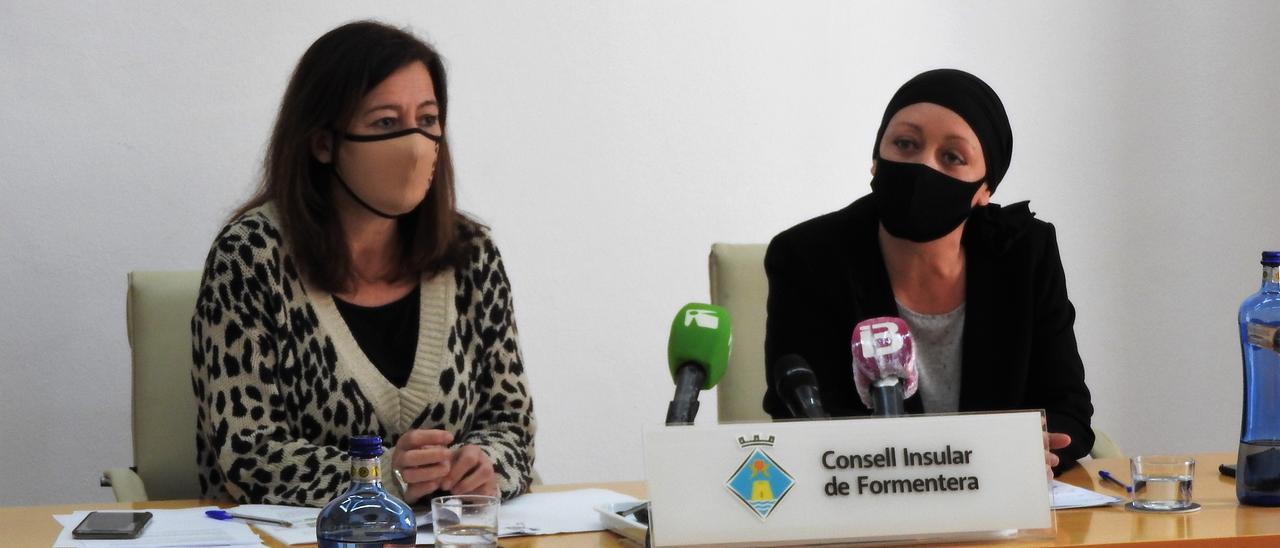 Armengol y Alejandra Ferrer, durante la rueda de prensa en Formentera. Carmelo Convalia