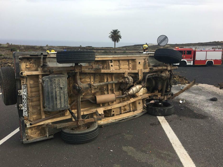 Dos heridos al volcar un coche en la carretera de Los Jameos al Mirador del Río