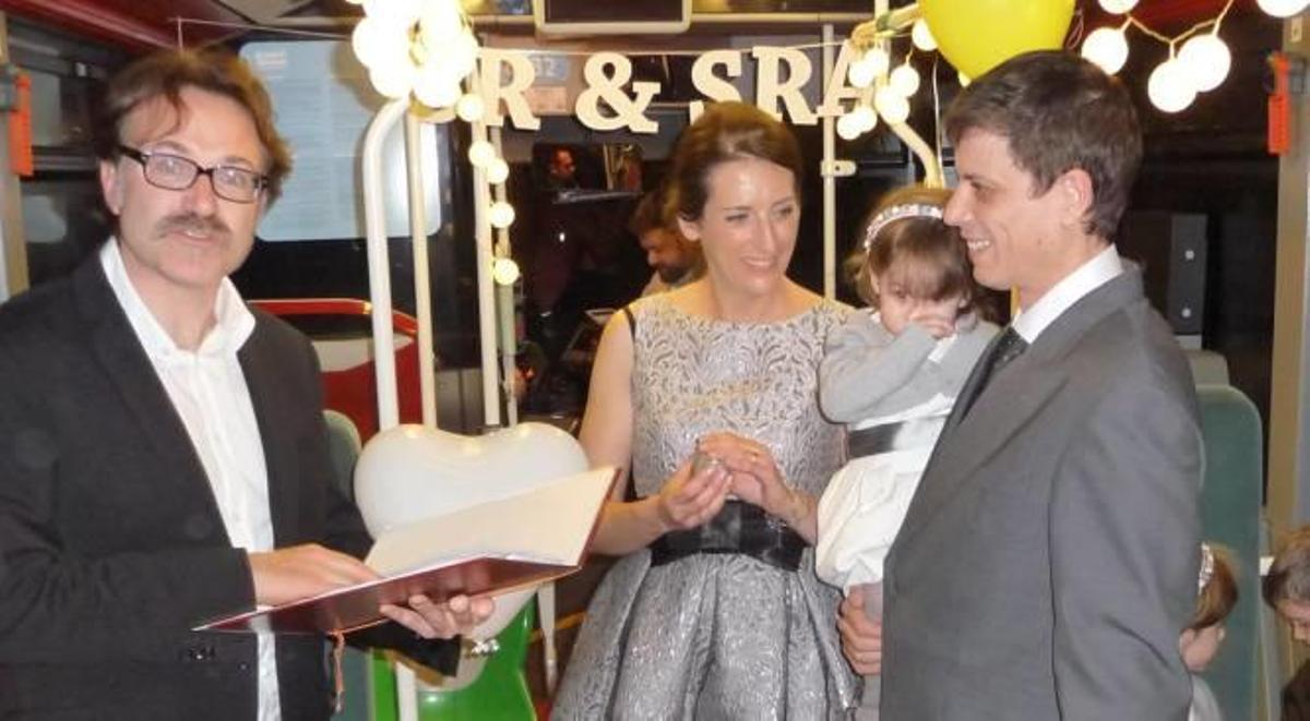 Una pareja celebra su boda en un autobús de la EMT con 24 invitados