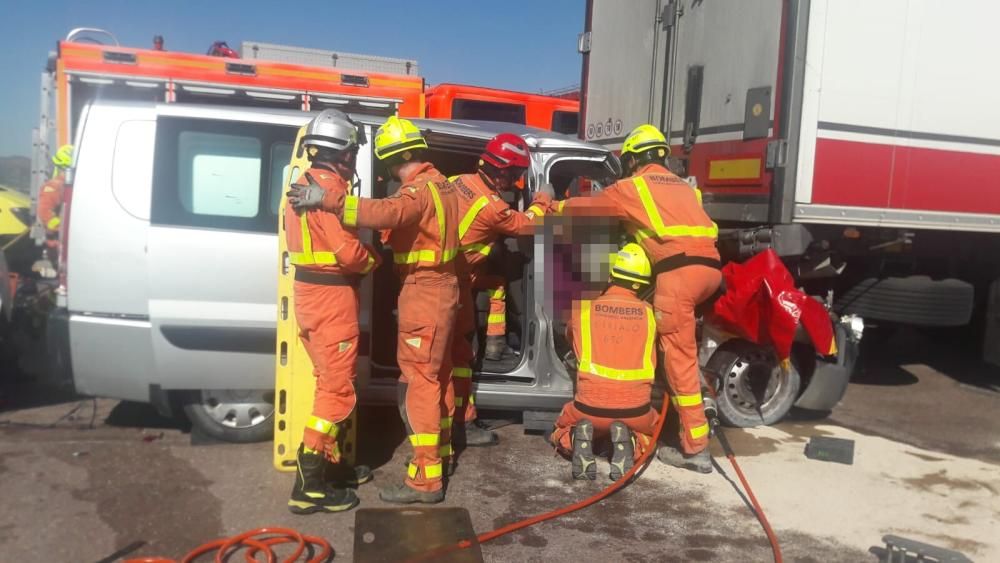 Instante del rescate de los dos heridos por parte de los bomberos.