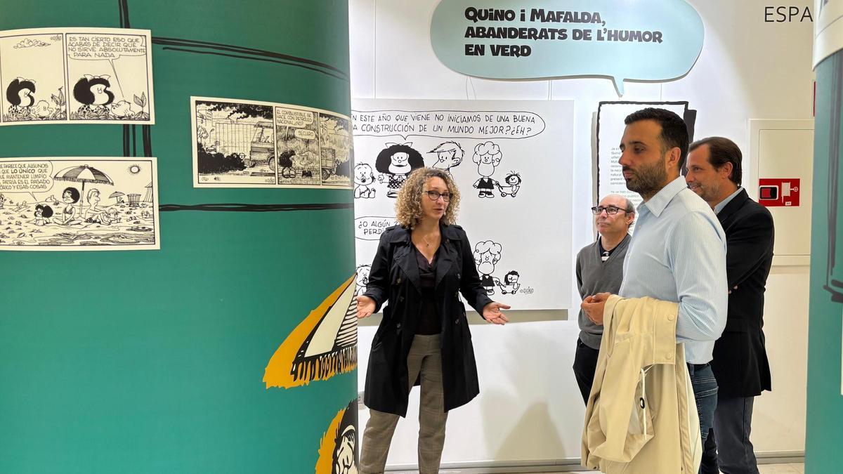 El alcalde de Sagunt visitando la exposición.