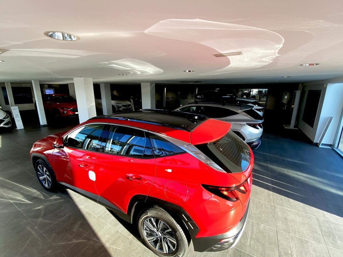 En la trasera del Hyundai Tucson destacan destacan los pilotos dobles partidos por el portón o la ubicación del parabrisas en la parte superior de la misma, ahora oculto por el alerón.