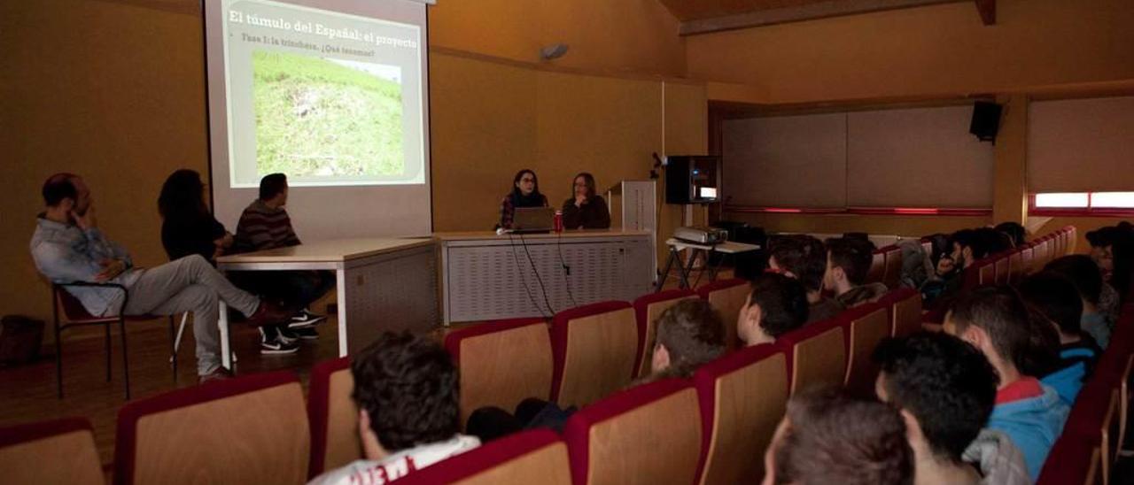 La charla organizada ayer en el IES Virgen de Covadonga de El Entrego.