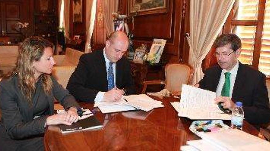 Bataller firma el convenio sobre el uso de las instalaciones deportivas del estadio Castalia con el CD Castellón